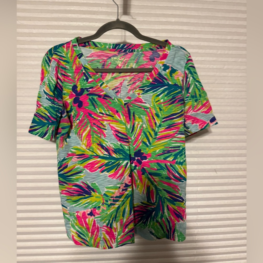 Great condition lily pulitzer Tropical v neck top medium